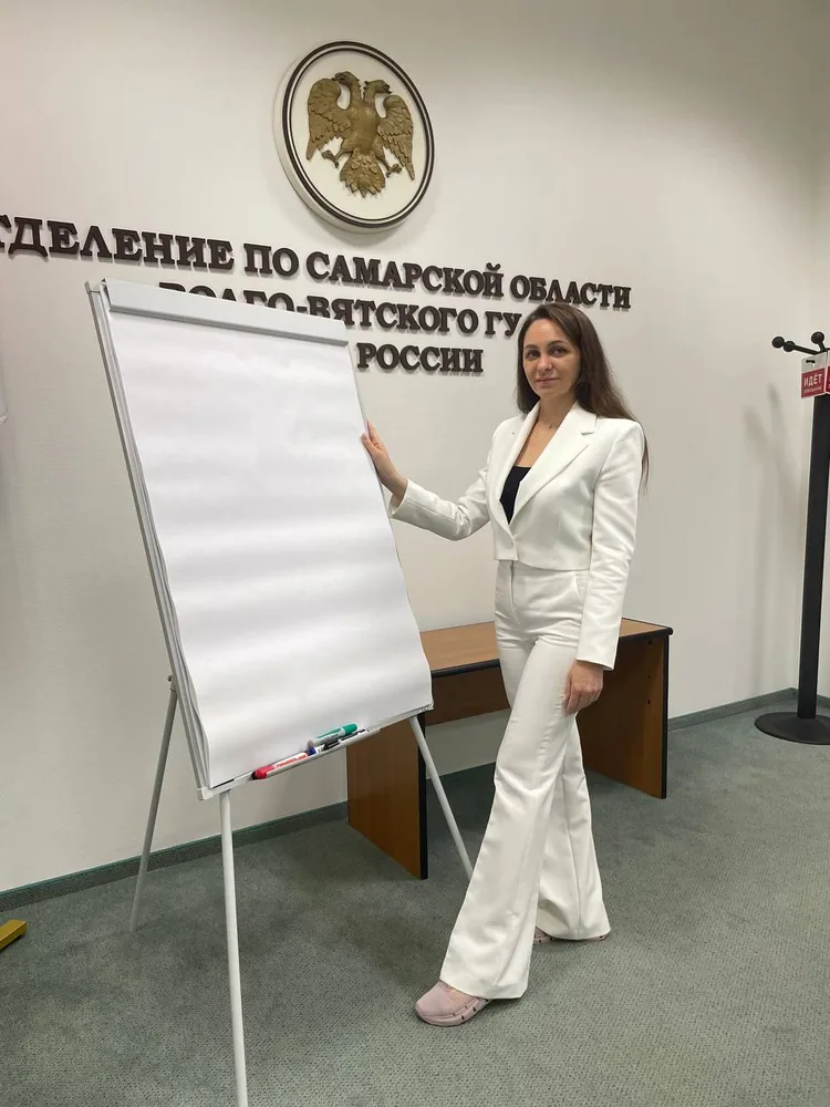 Кристина Баховка у флипчарта в Отделении Банка России