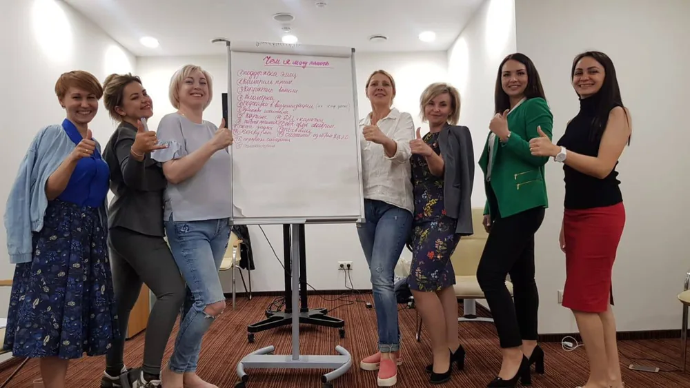 Команда у флипчарта во время работы